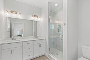 Shower, towels - 8240 Wilmington Ln | Family Townhome | Steps to the Beach (Ocean City)