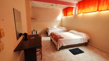 Tabla de planchar con plancha, wifi y ropa de cama