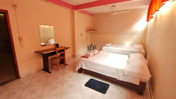 Tabla de planchar con plancha, wifi, ropa de cama