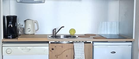Réfrigérateur, four à micro-ondes, un four, surface de cuisson