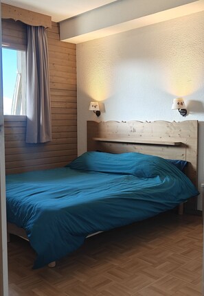 2 bedrooms, desk, wheelchair access
