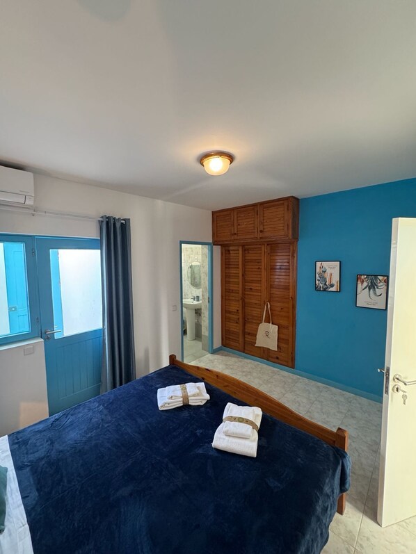 Iron/ironing board, WiFi, bed sheets