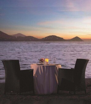 Outdoor dining - Ritz-Carlton Club® / 2 Bed Lux Suite* (Fri to Fri) (East End)