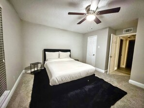 1 bedroom, in-room safe, desk, iron/ironing board - Sung stay near Addison Circle (Addison)