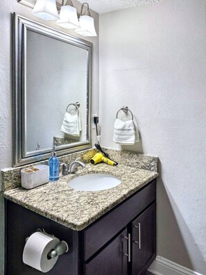 Assecador de cabells, tovalloles, sabó i xampú 