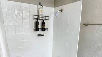 Haartrockner, Handtücher, Seife, Shampoo