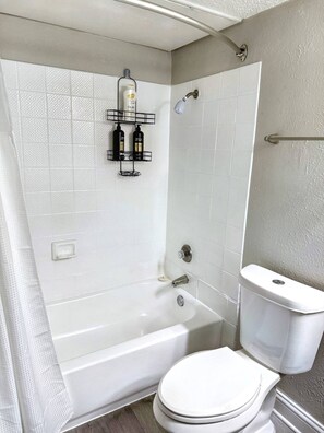 Hair dryer, towels, soap, shampoo - Sung stay near Addison Circle (Addison)