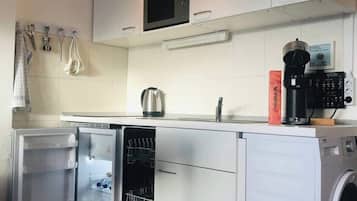 Réfrigérateur, four à micro-ondes, surface de cuisson, lave-vaisselle