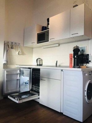 Réfrigérateur, micro-ondes, plaque de cuisson, lave-vaisselle