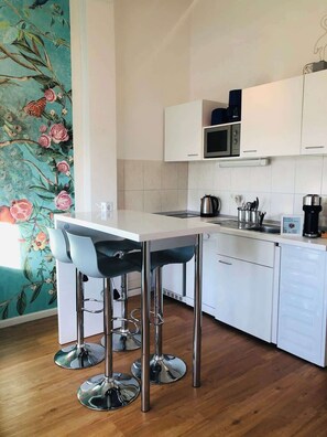 Réfrigérateur, four à micro-ondes, surface de cuisson, lave-vaisselle
