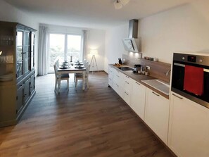 Fridge, oven, stovetop, dishwasher