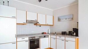 Coffee/tea maker, fridge, oven, stovetop - Fewo Seebrücke (Timmendorfer Strand)