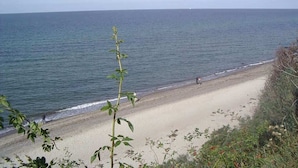 Una playa con vista despejada al océano y una orilla arenosa.