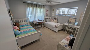 2 habitaciones, escritorio, tabla de planchar con plancha y wifi gratis 