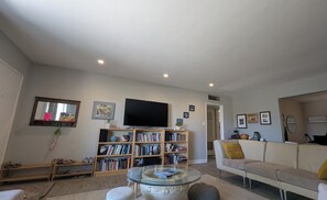 TV - SOUTH PALM DESERT - 2-Bedroom House; BEST LOCATION 
Walk to El Paseo; (Palm Desert)