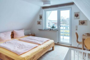 2 bedrooms, iron/ironing board, WiFi