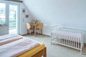 2 bedrooms, iron/ironing board, WiFi
