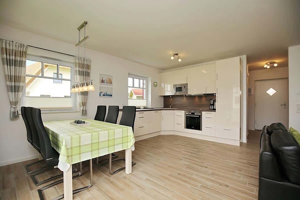 Fridge, oven, stovetop, dishwasher