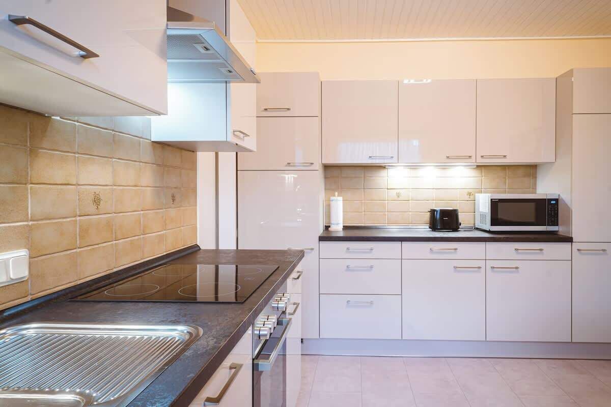 Highchair, cookware/dishes/utensils