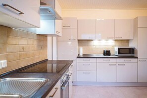 Hochstuhl, Kochgeschirr/Geschirr/Besteck