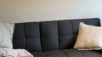 Fernseher, DVD-Player, Bücher, Stereoanlage