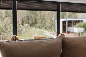 Interior - Uns Langhus Summary: (Fuhlendorf)