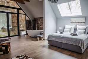 2 bedrooms, iron/ironing board, travel cot, WiFi