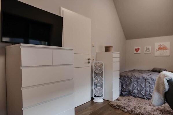 Iron/ironing board, travel cot, WiFi