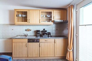 Kylskåp, spishäll, diskmaskin och kaffe- och tebryggare