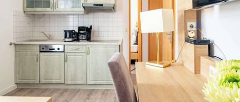 Frigorífico, placa de cocina, lavavajillas y cafetera o tetera