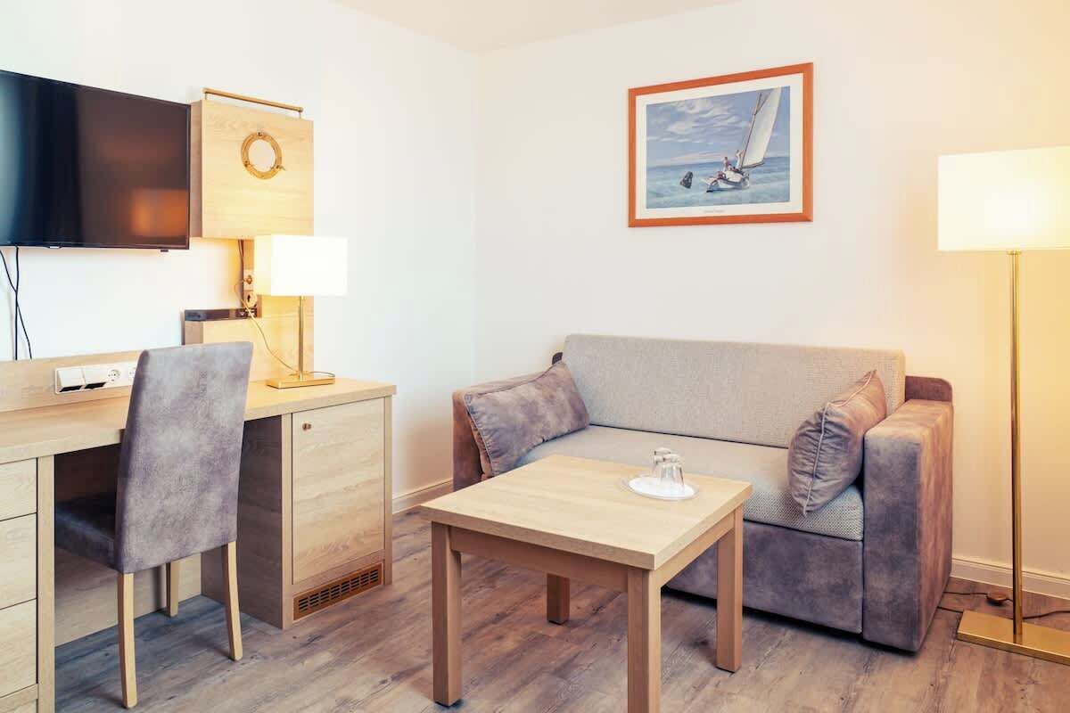 Fernseher, Bücher, Arbeitsbereiche