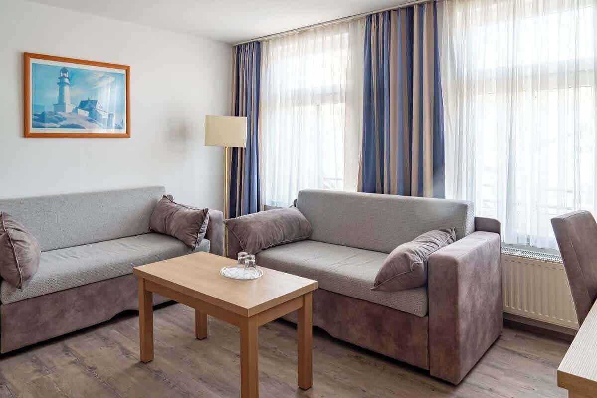 Televisie, boeken en een kantoor