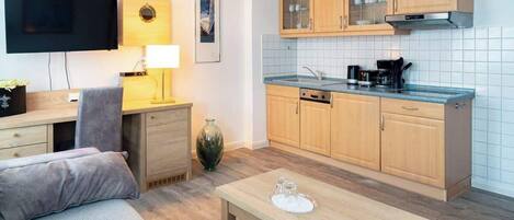 Téléviseur, livres, bureau