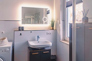 Een douche, een haardroger, toiletpapier