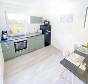 Fridge, microwave, oven, stovetop - Frieda´s Ostseetraum (Börgerende-Rethwisch)