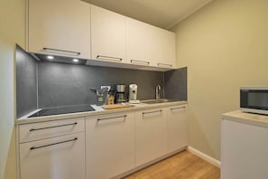 Réfrigérateur, micro-ondes, plaque de cuisson, lave-vaisselle