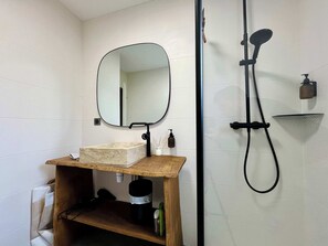 Shower, hair dryer - Minimaliste Oasis - Golf & Spa (Saint-Lô)