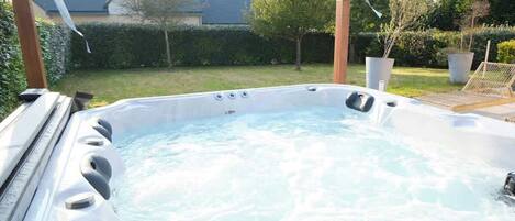 Bain à remous extérieur