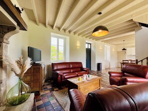 Televisie en een open haard