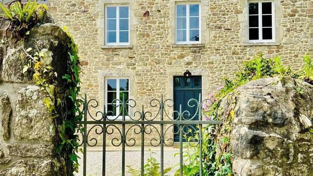 A stone building with a metal gate, featuring a small balcony and a window with a black door. - Clos du Haut Gallion, An authentic haven of peace (Saint-Cyr)