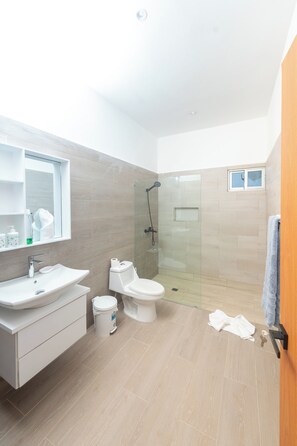 Serviettes fournies, savon, papier toilette