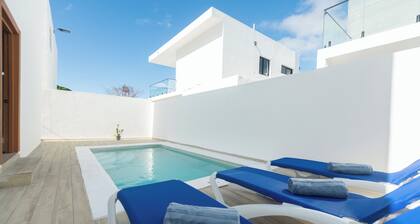 Villa espaciosa con 5 habitaciones, piscina, A/C, a 3 minutos de playa Bonita.