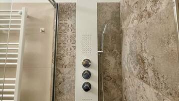Douche, sèche-cheveux, bidet, serviettes fournies