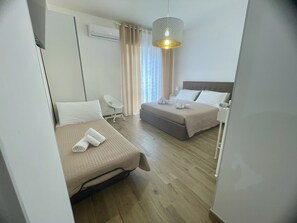 2 عدّة غرف نوم ومكواة/لوح كي وواي فاي وملاءات أسرّة