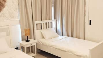 Familienapartment, Blick auf den Innenhof | Zimmersafe, Bügeleisen/Bügelbrett, kostenloses WLAN