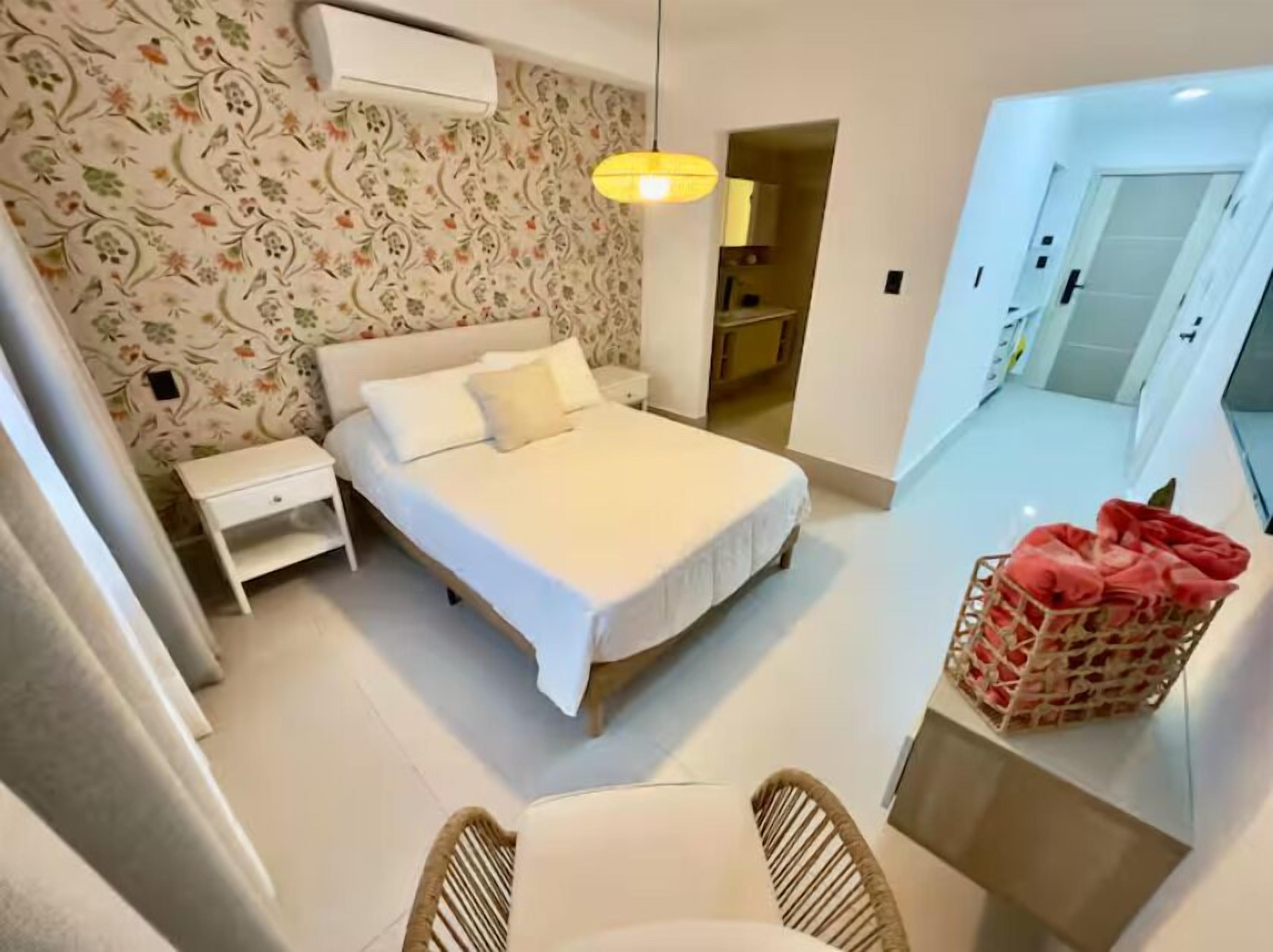 标准开间 | 高档床上用品、客房内保险箱、熨斗/熨衣板、免费 WiFi