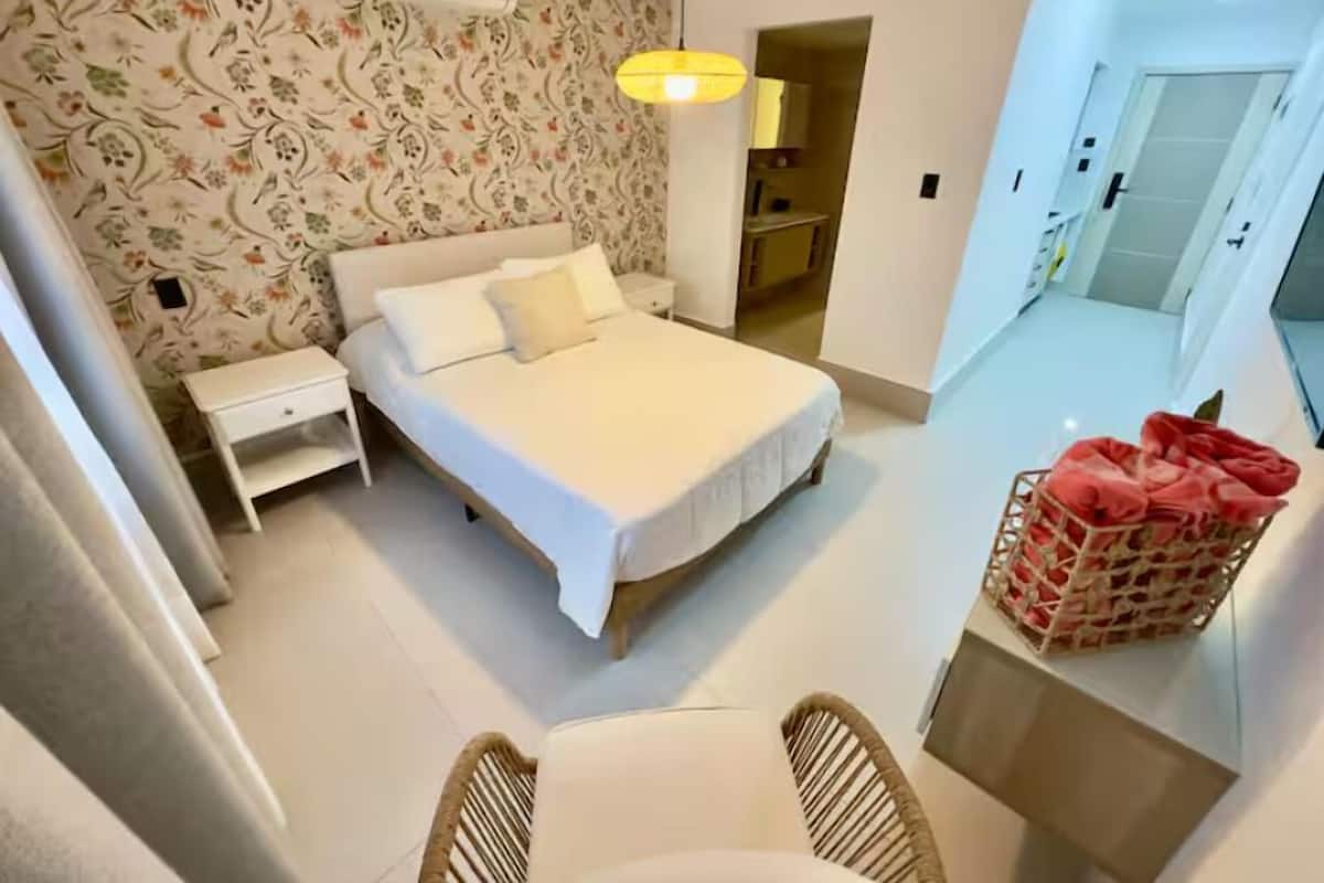 标准开间 | 高档床上用品、客房内保险箱、熨斗/熨衣板、免费 WiFi