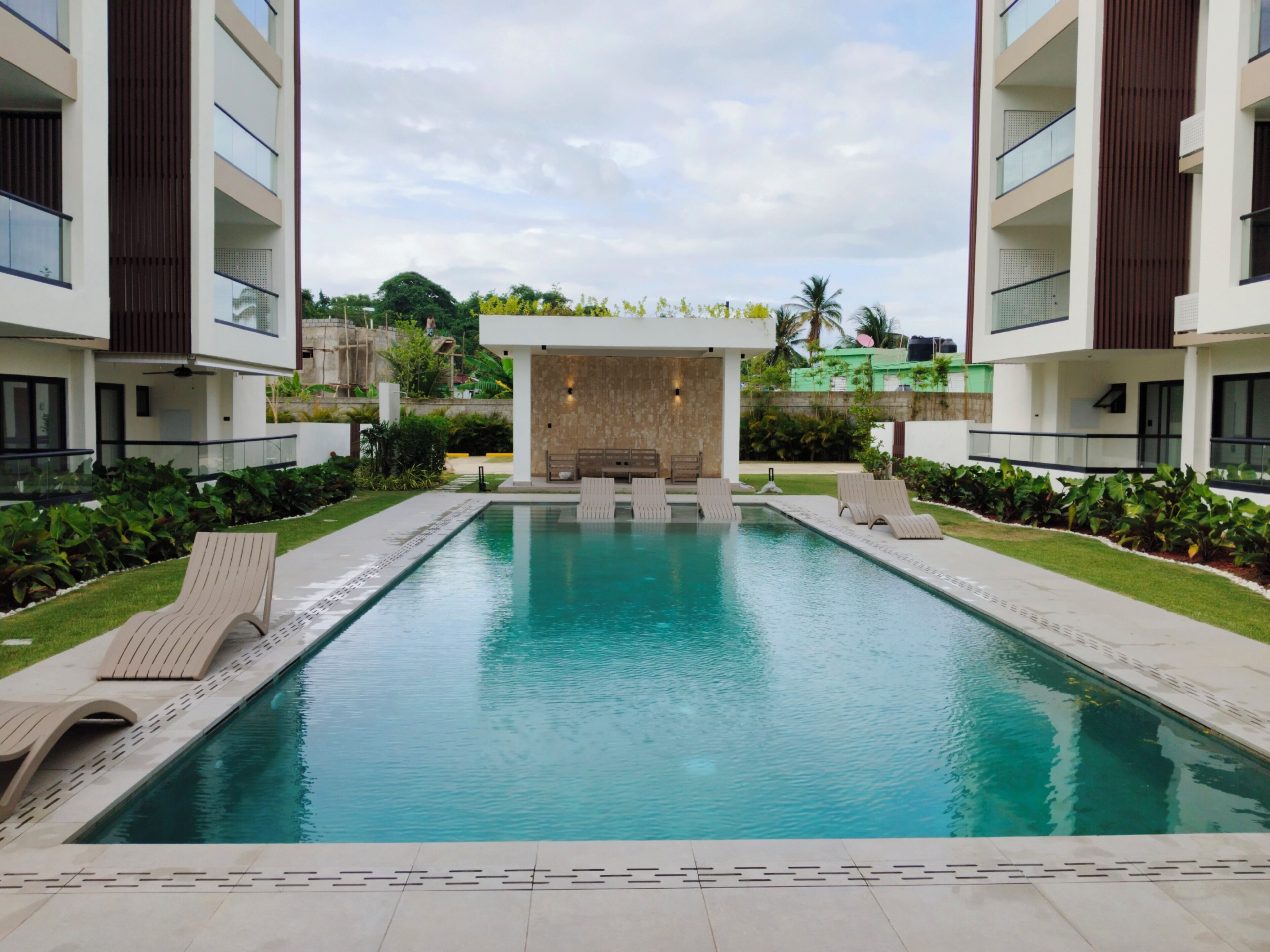 2 Außenpools, geöffnet von 08:00 Uhr bis 19:00 Uhr, Liegestühle