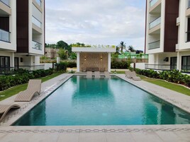 2 piscinas al aire libre (de 08:00 a 19:00), tumbonas