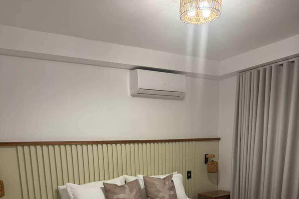 أغطية فراش متميزة وخزنة داخل الغرفة ومكواة/لوح كي وواي فاي مجانًا